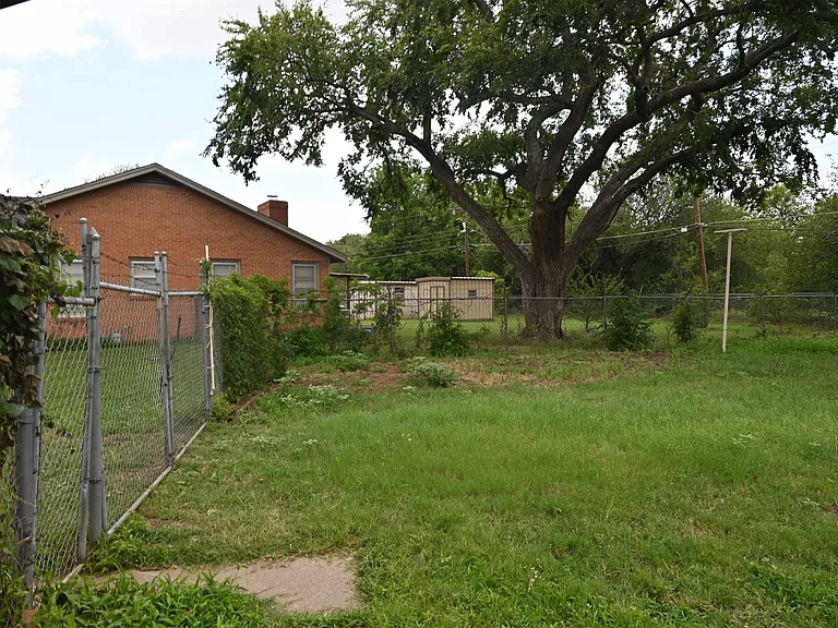 721 Maple St — Photo 2