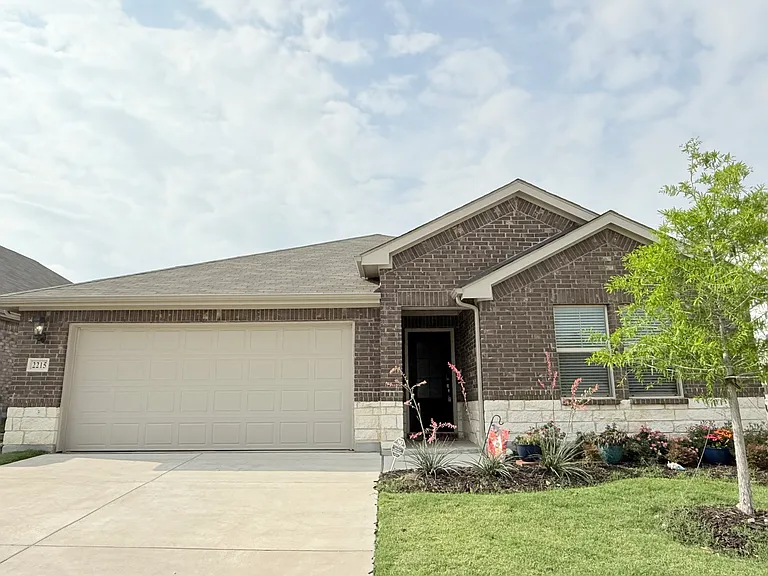 2215 Gustavus Dr — Photo 2