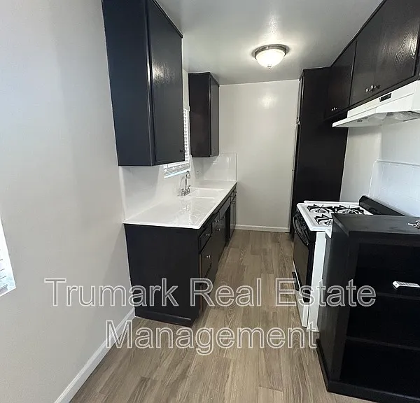 1811 Huntington Dr #4 — Photo 1