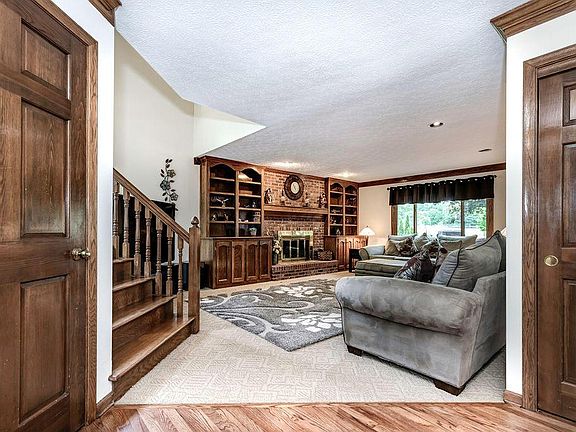 3rd image of 207 Granby Pl W