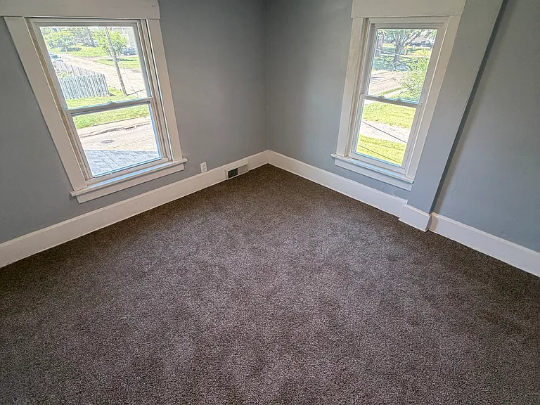 1744 Maple Ave NE — Photo 10