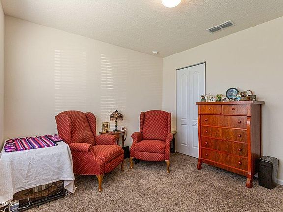 5th image of 223 Cody St