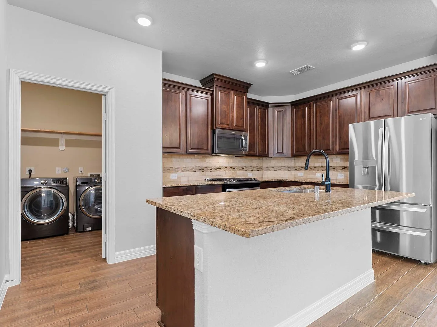 3 bed 2 bath ( Columbia Lakes) — Photo 3