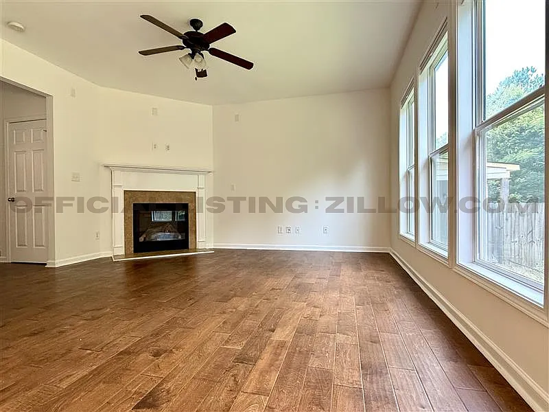 3 bed, 2042 sqft, $2,100 — Photo 4