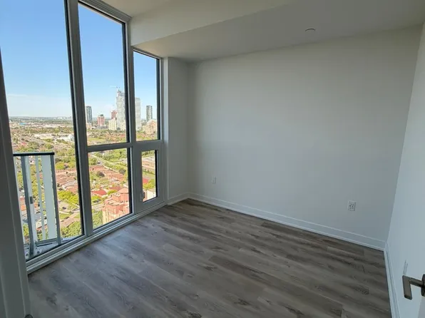 1 Fairview Rd E, Mississauga, ON