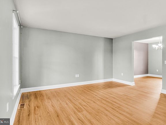 5th image of 25 Springbrook Dr