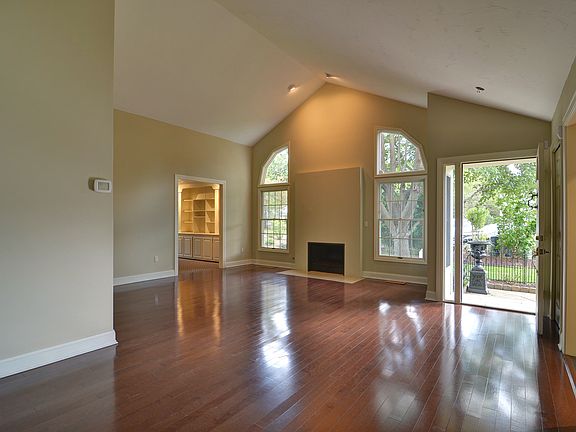 3rd image of 401 Bounty Way