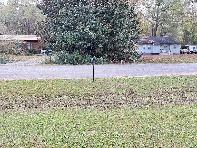 209 Oak Forest Dr — Photo 3