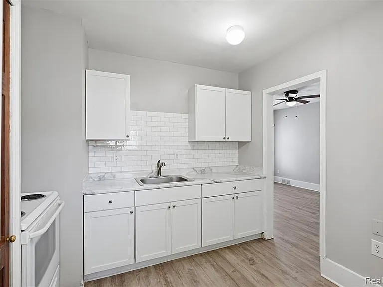 735 E Maxlow Ave — Photo 11