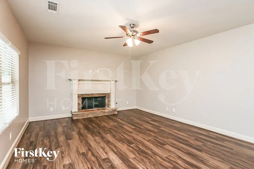 4 bed, 2.5 bath, 2516 sqft, $2,465 — Photo 3