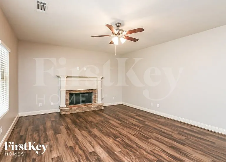 835 Sassafras Ln — Photo 3