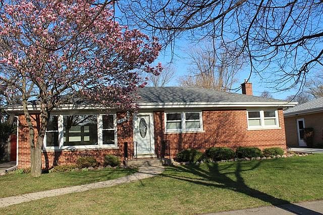 2nd image of 1867 Maple St