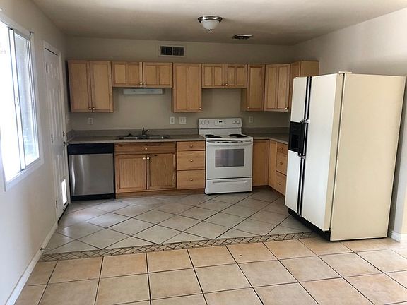 3rd image of 1335 W Pueblo Ave