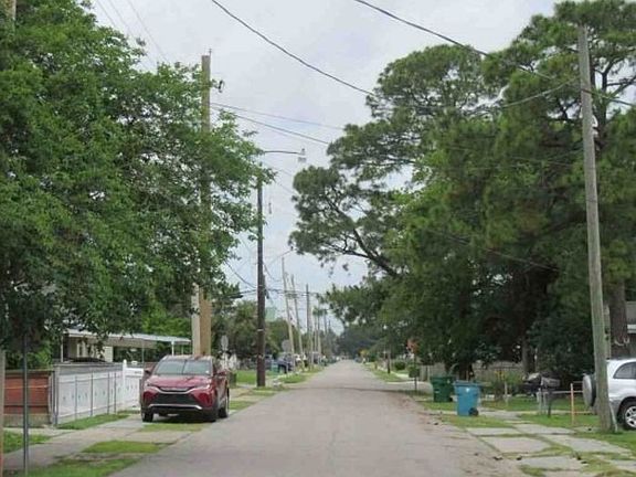 Exterior Neighborhood (street photo)