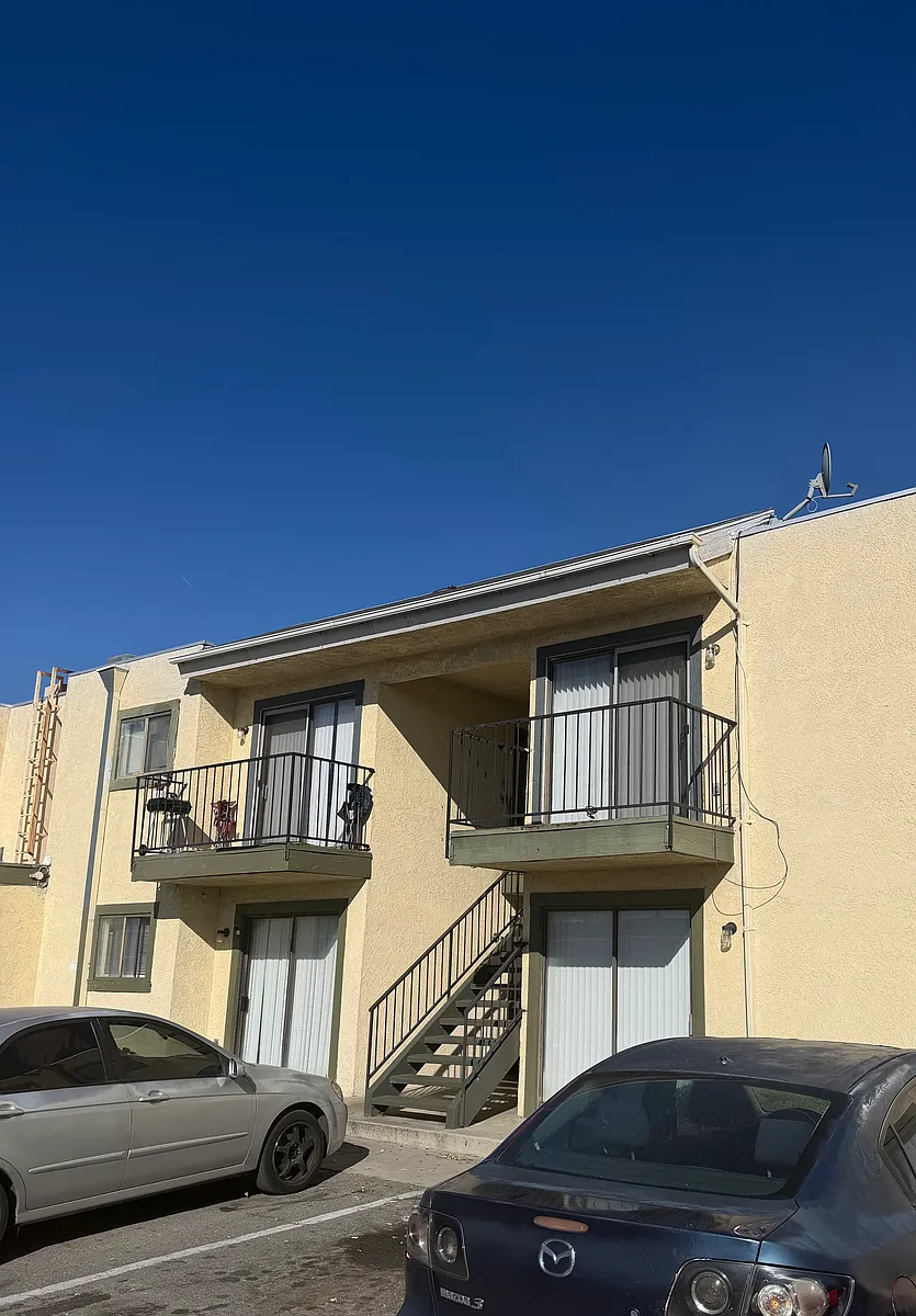 Building Photo - 1555 E Pumalo St #6