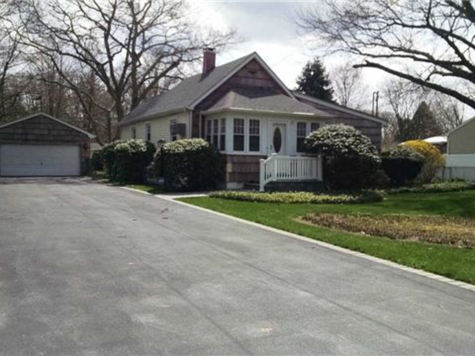 2nd image of 190 Amityville St