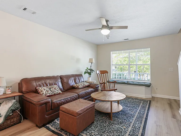 143 Cambridge Dr — Photo 16