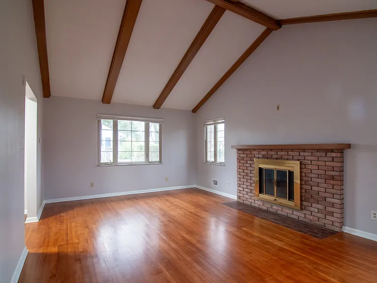 2861 Wellesley Dr — Photo 12
