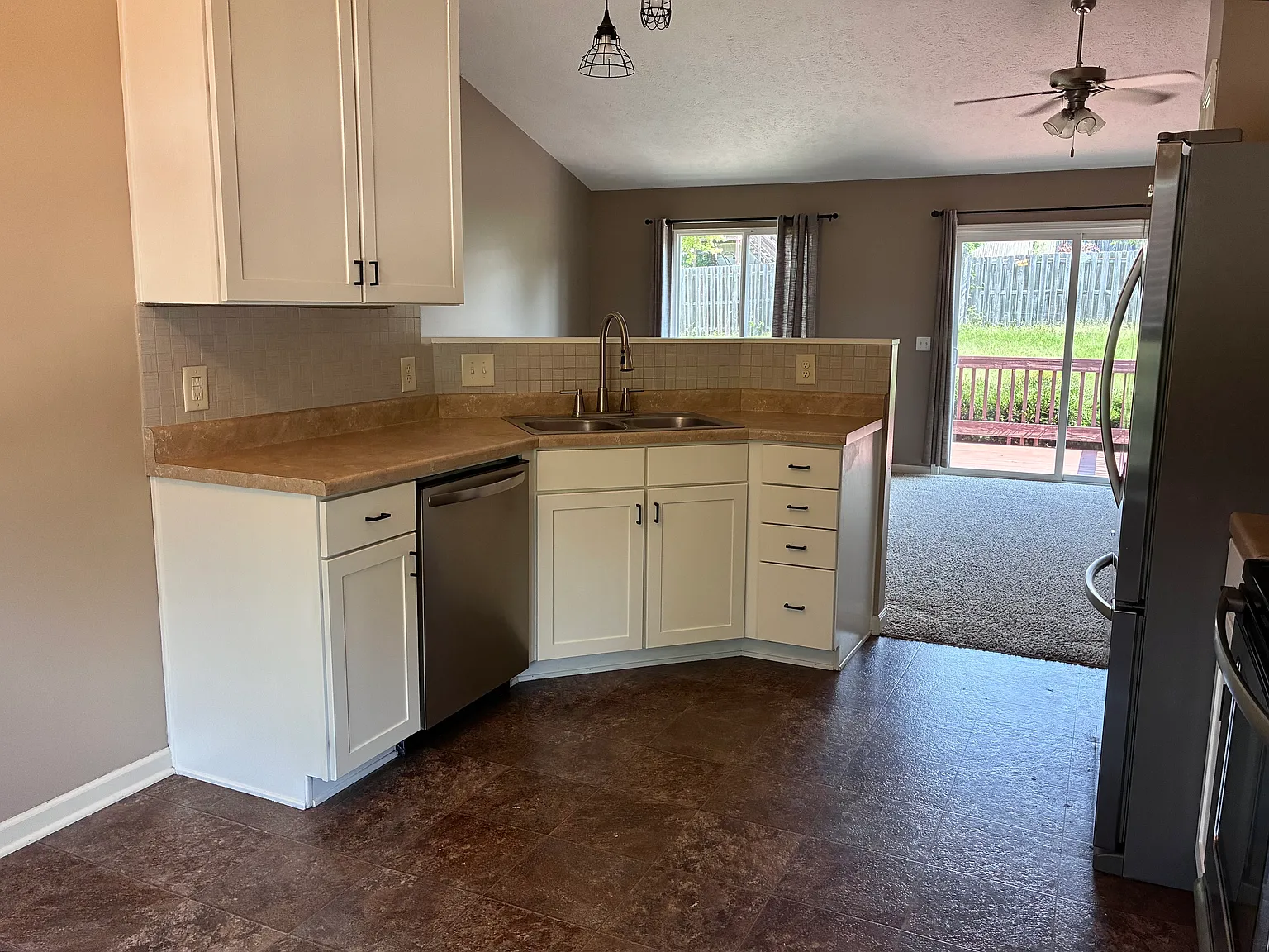 3 bed, 2.5 bath, 1543 sqft, $2,100 — Photo 3