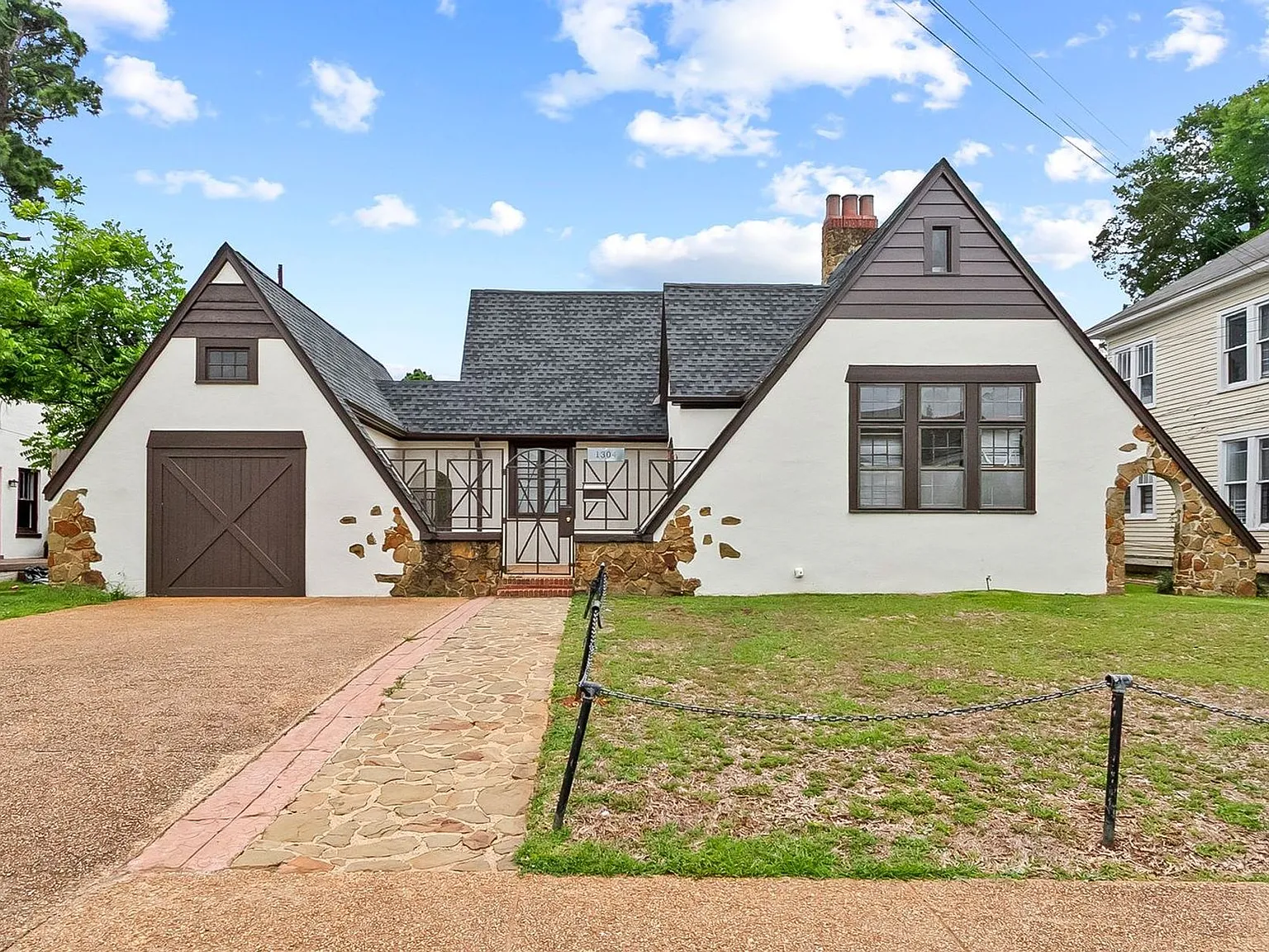 1304 Riverside Dr — Photo 1