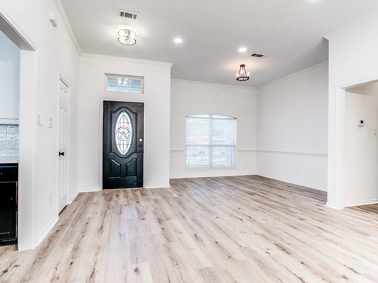 224 Blossom Ln — Photo 3