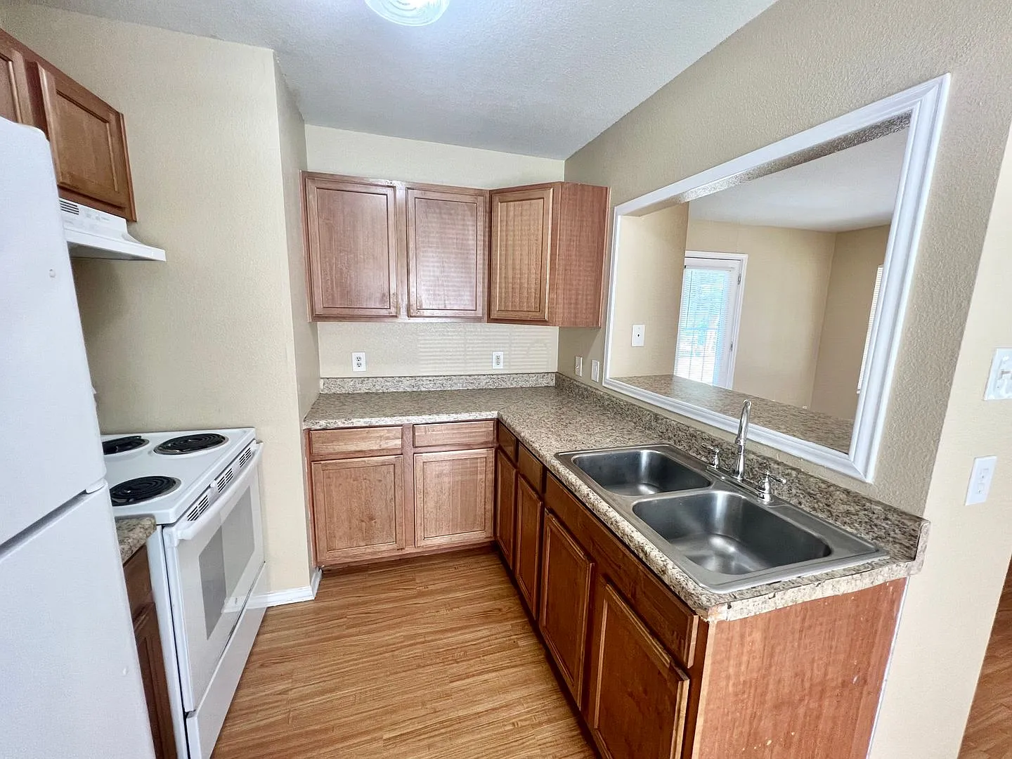 *Move In Special* Great Location! 3 Bedroom Home Near Shopping & Dining! — Photo 4