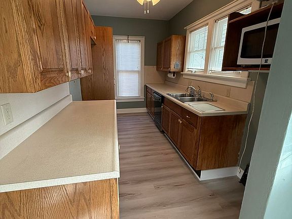 4th image of 225 E Maple St