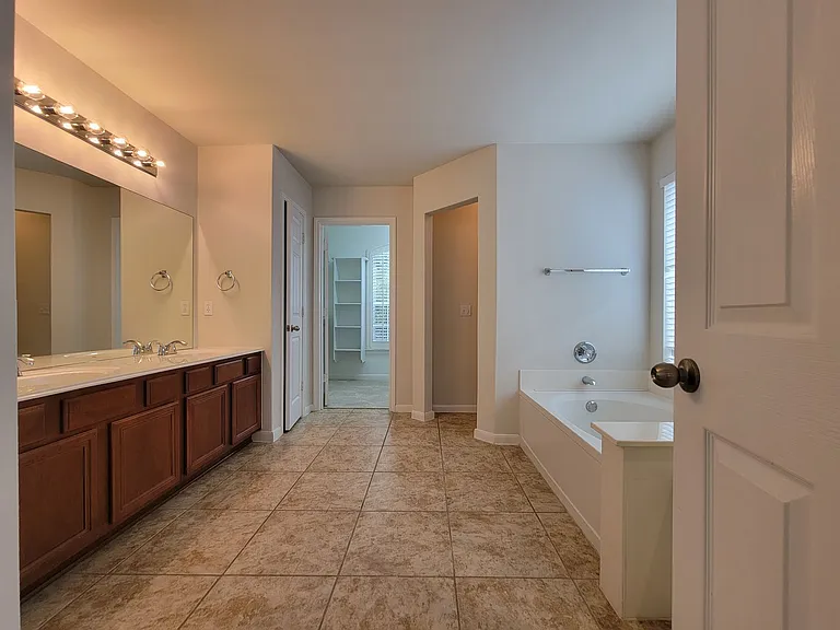 3430 Shiraz Loop — Photo 27