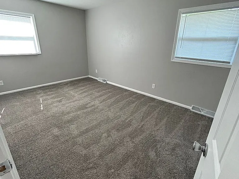 4377 Oxford Dr — Photo 7