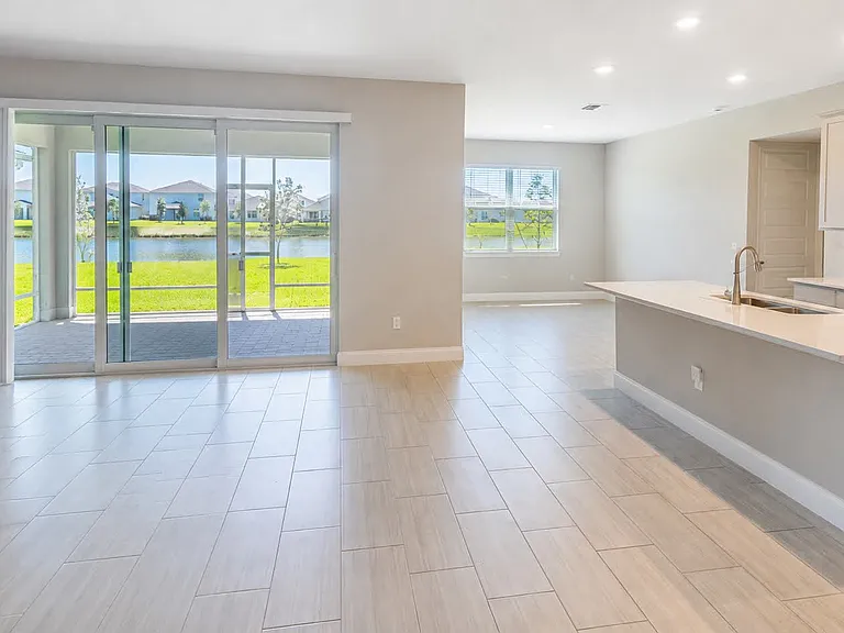 6345 NW Cloverdale Ave — Photo 10