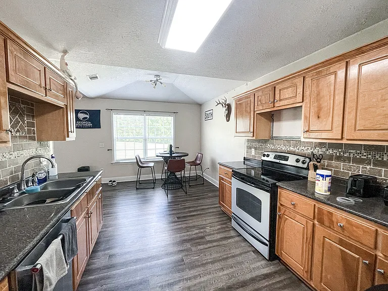 613 Waverly Ln — Photo 2