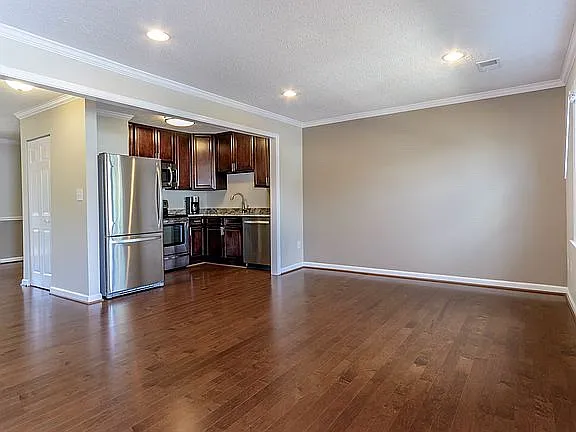 3 bed, 1320 sqft, $2,750 — Photo 2
