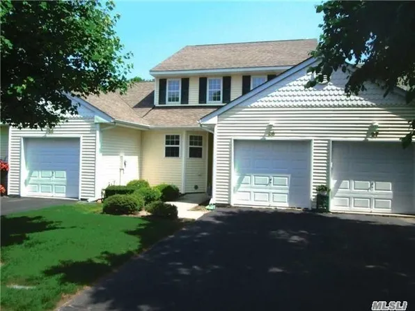 14 Blackberry Cmns, Riverhead, NY 11901