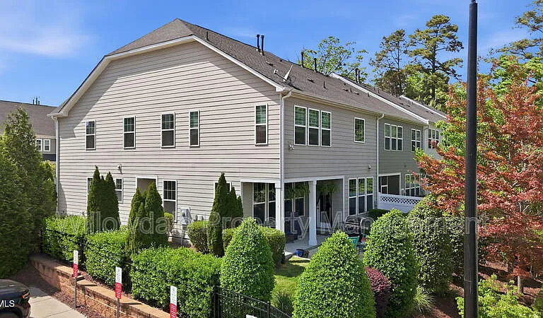 902 Green Ash Ln — Photo 3