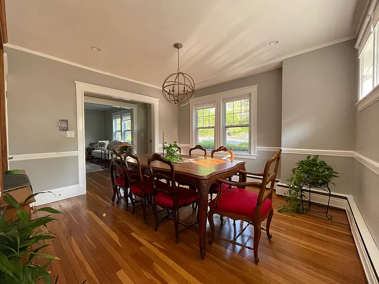 Dining room. The furniture in this picture is not included.