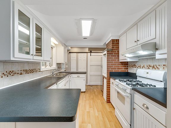 5th image of 240 E Hurst Dr
