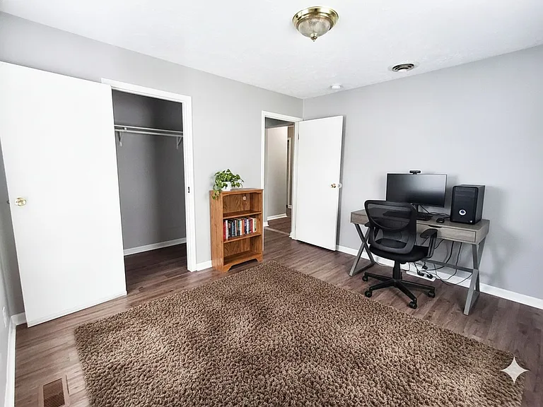 218 E Liberty St — Photo 10