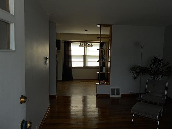 5th image of 704 Sylvan Ln