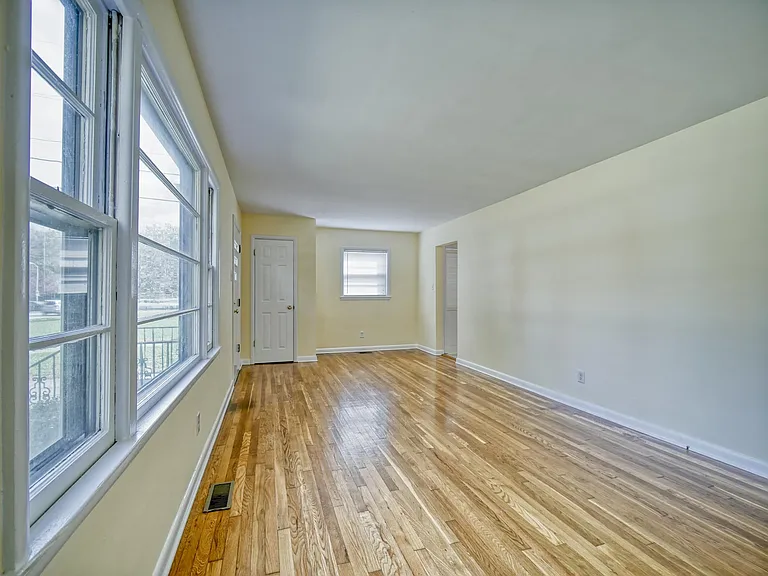 160 E Lowry Ln — Photo 10