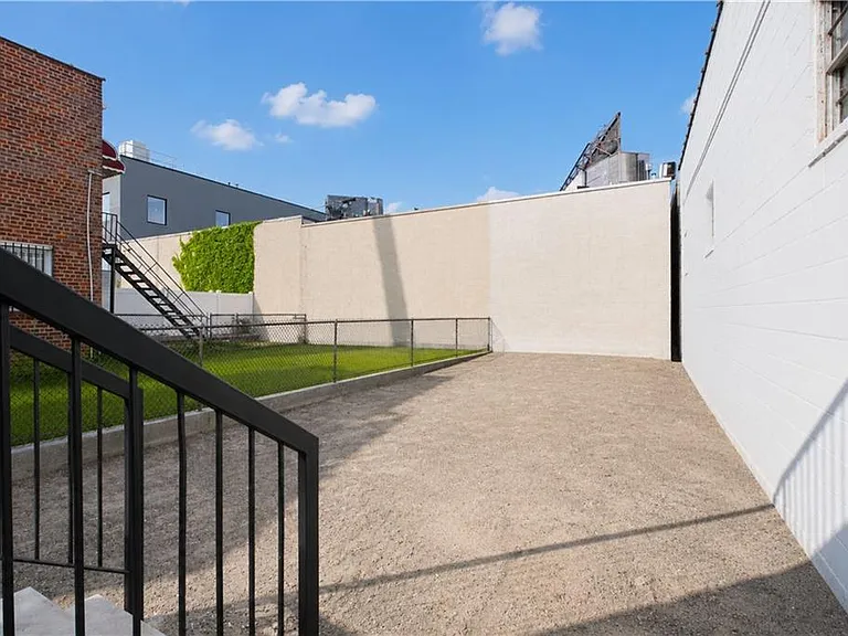 2171 Hendrickson St — Photo 2