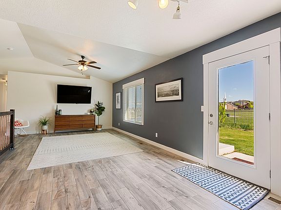 3rd image of 227 W Lariat Blvd