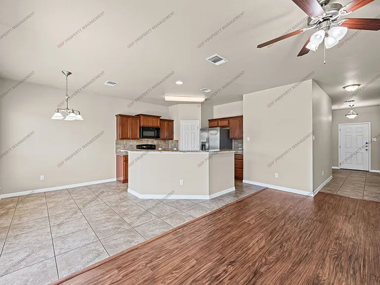 8012 Redbrush — Photo 4