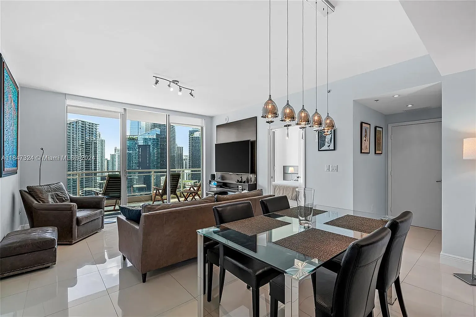 2 bed, 1093 sqft, $4,200 — Photo 2