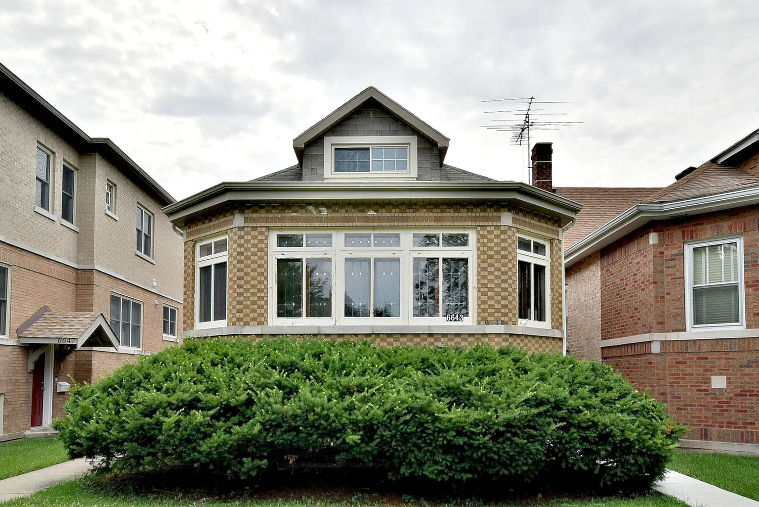 6643 N Oshkosh Ave photo 1