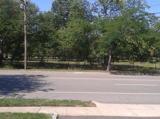 888 Salisbury Park Dr, Westbury, NY 11590