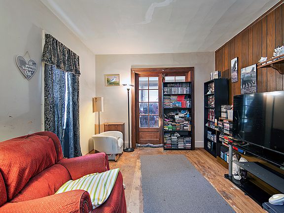 4th image of 810 S 4th Ave