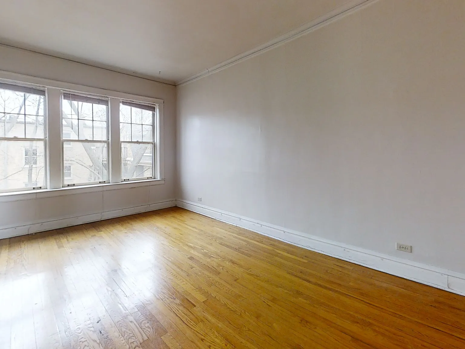 Spacious, 2nd Floor, 2 Bedroom in Great Evanston Location! — Photo 2
