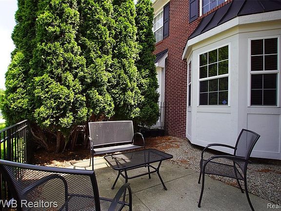 3rd image of 42794 Park Crescent Dr