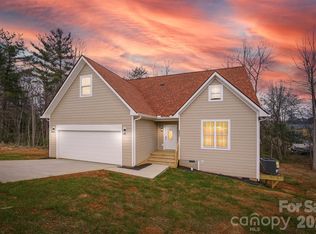 9067 McCray Farms Dr, Hickory, NC 28601