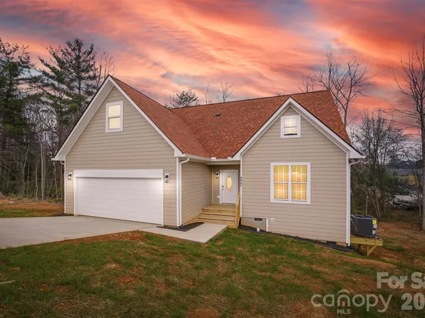 9067 McCray Farms Dr, Hickory, NC 28601